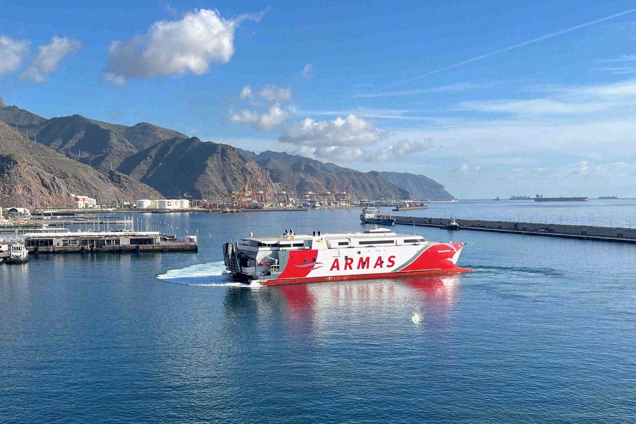 Schnellfähre von Naviera Armas im Hafen von Santa Cruz de Tenerife