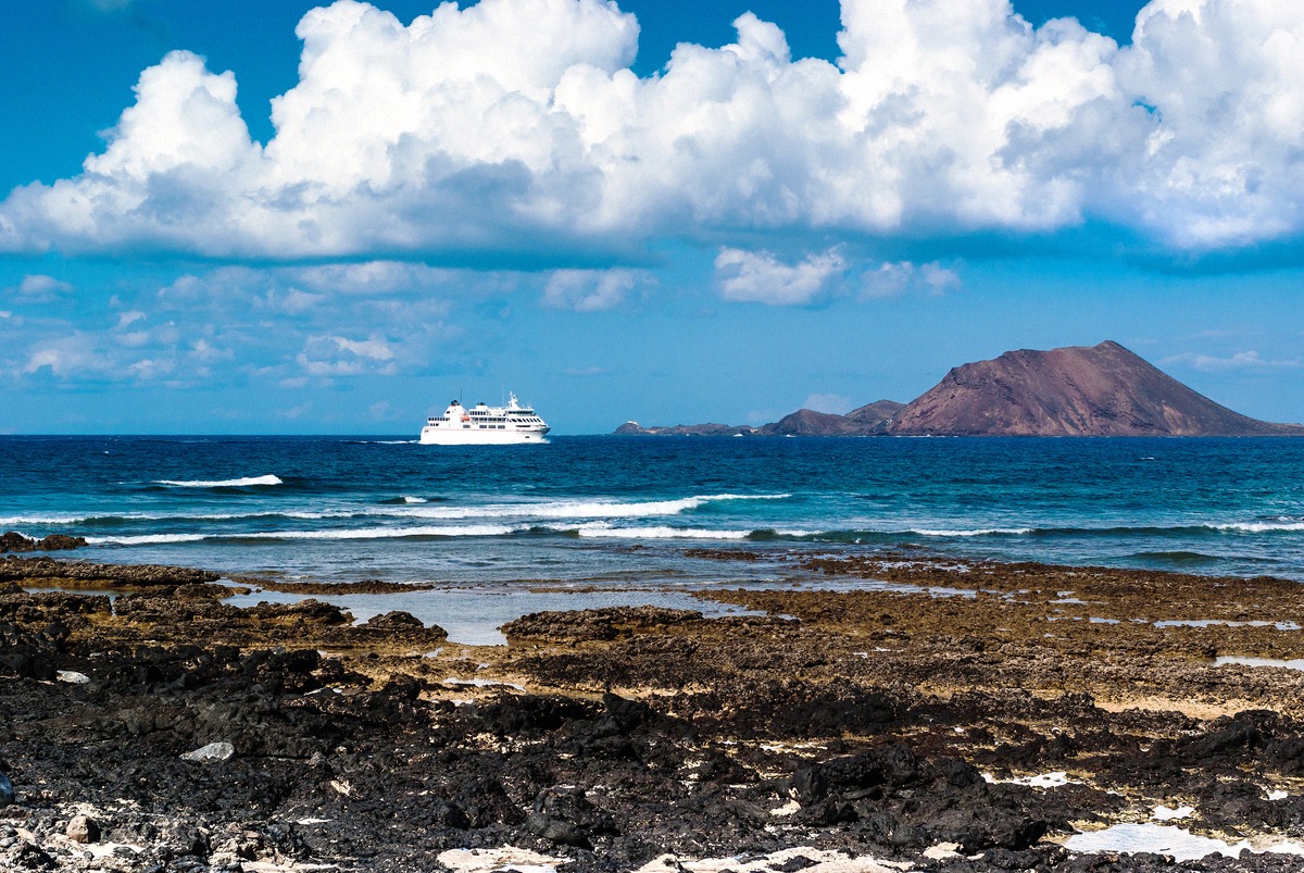 Fähre vor der Küste Fuerteventuras, im Hintergrund die Isla de Lobos