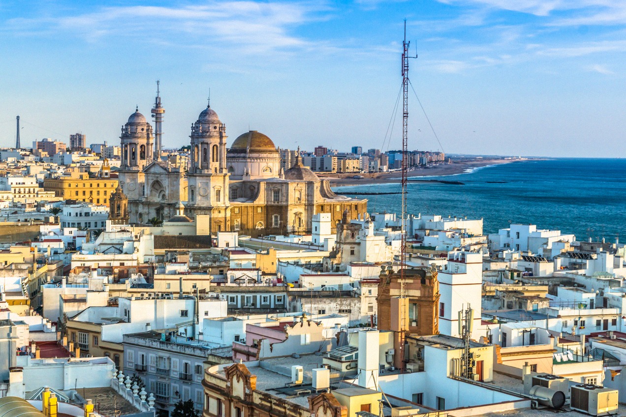 Altstadt von Cádiz mit der Kathedrale am Atlantik