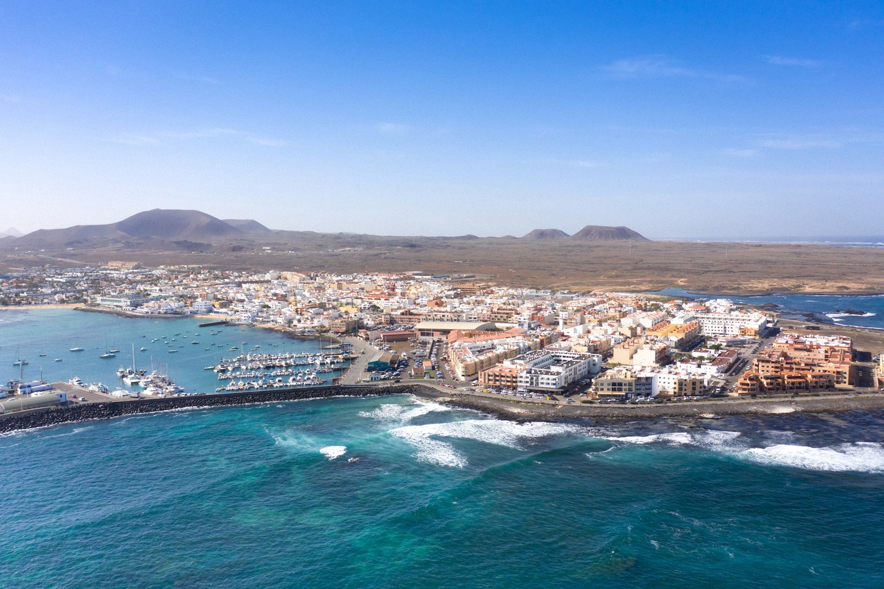 Corralejo im Norden Fuerteventuras mit dem Fährhafen, aus der Luft.