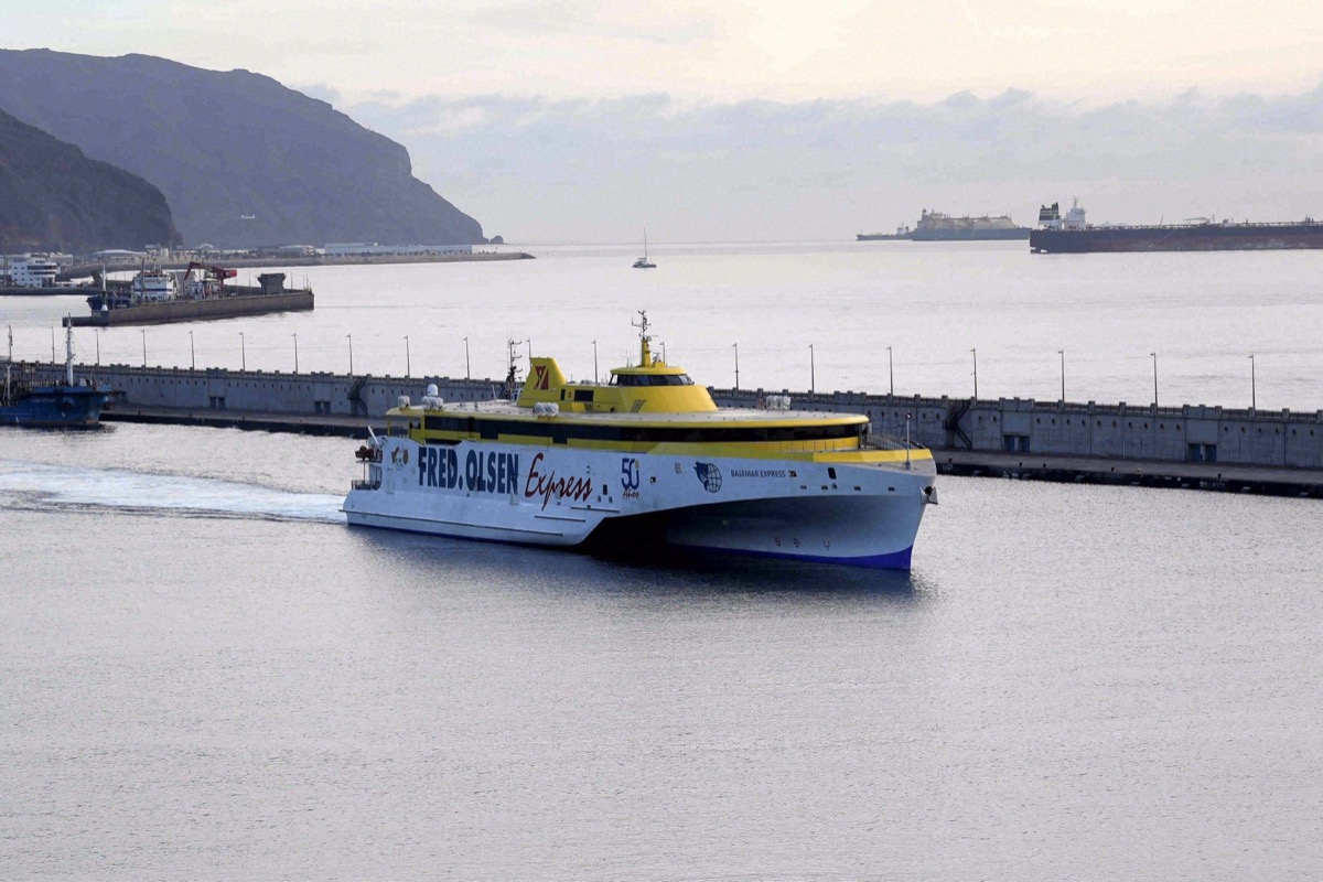 Schnellfähre Bajamar Express von Fred. Olsen Express läuft in den Hafen von Las Palmas de Gran Canaria ein