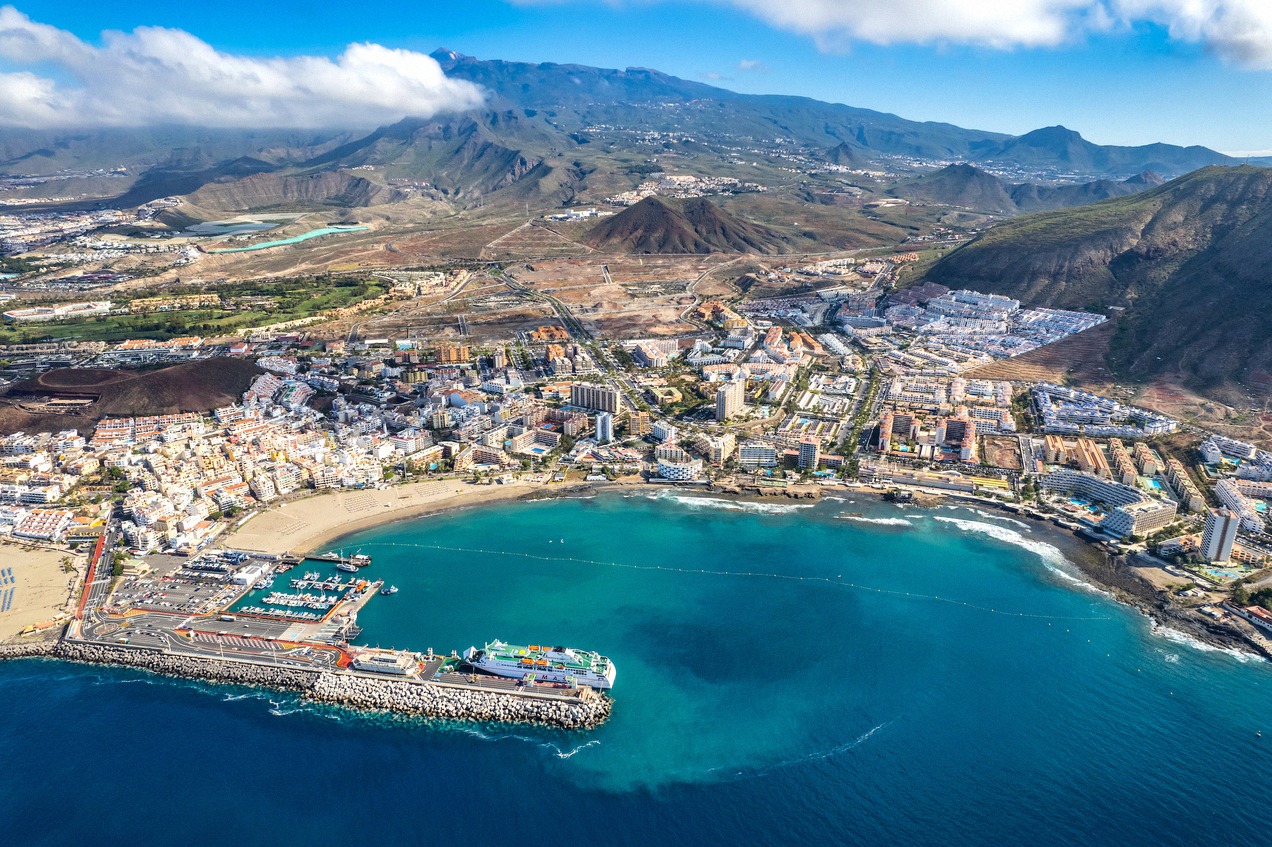 Los Cristianos aus der Luft, mit dem Fährhafen und einer Fähre am Anleger.