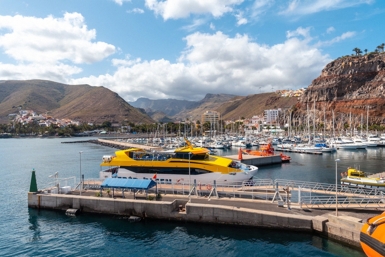Schnellfähre von Fred Olsen Express am Anleger von San Sebastián de La Gomera