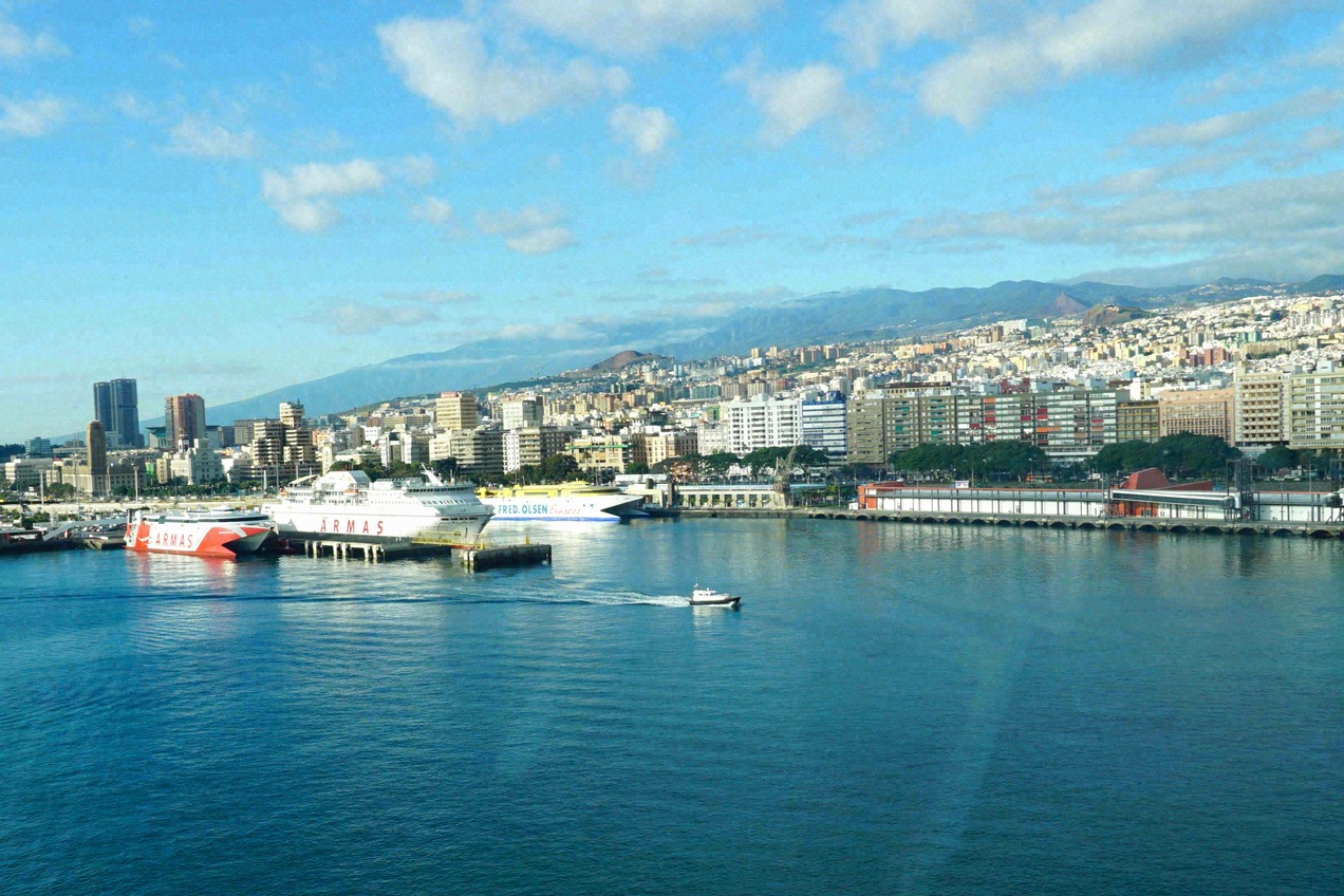 Der Hafen von Santa Cruz de Tenerife mit dem Fährterminal